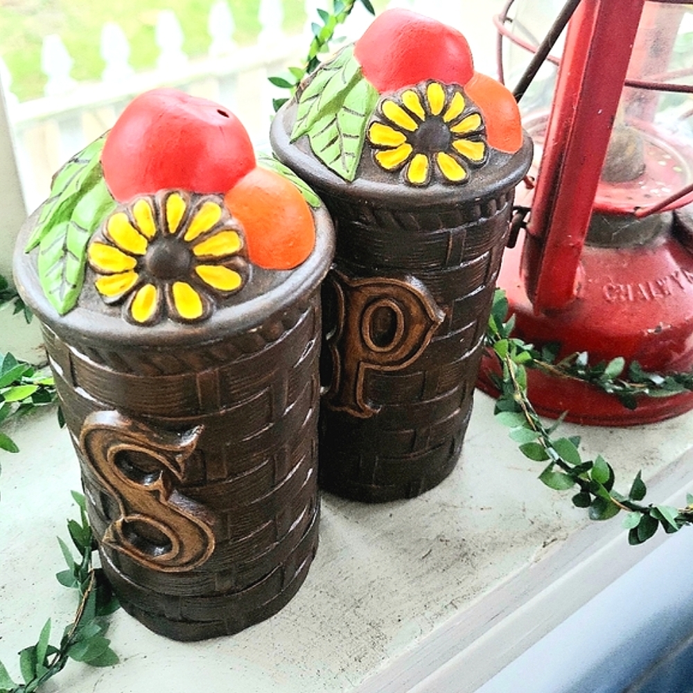 Vintage Flower Power Groovy Ceramic Retro Salt & Pepper Shakers Sunflower - Picture 2 of 8
